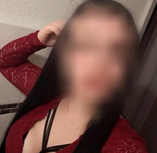 Ella, 24